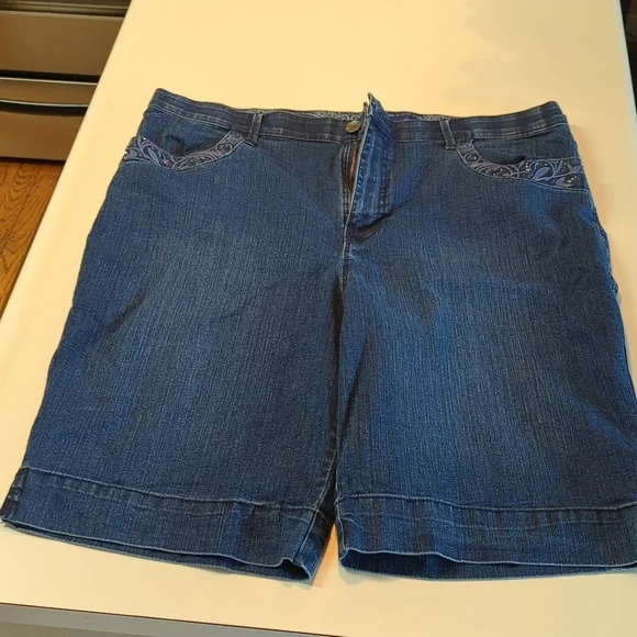 Gloria Vanderbilt women's jean shorts. Elastic waist. Rhinestones. Size 18. - Picture 1 of 7